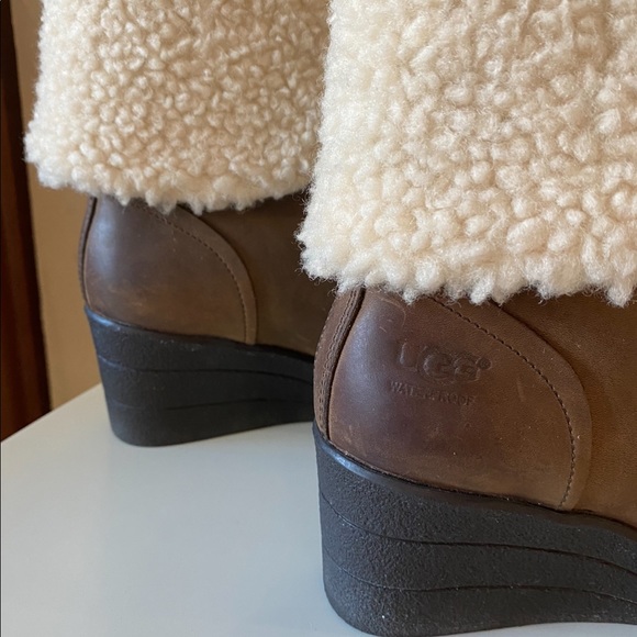 Ugg Zea waterproof suede ,shearling lined bootie. Size 8. Worn once . Brown - Picture 3 of 8